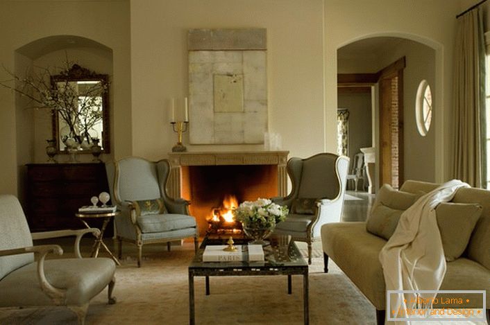 Jedan od elemenata interijera, koji se preferira za uređenje prostorije francuskog stila, je kamin. Kameni kamin na drva na elegantnom panelu ne samo da je izvrstan dekorativni detalj, nego i element sustava grijanja u hladnoj sezoni.