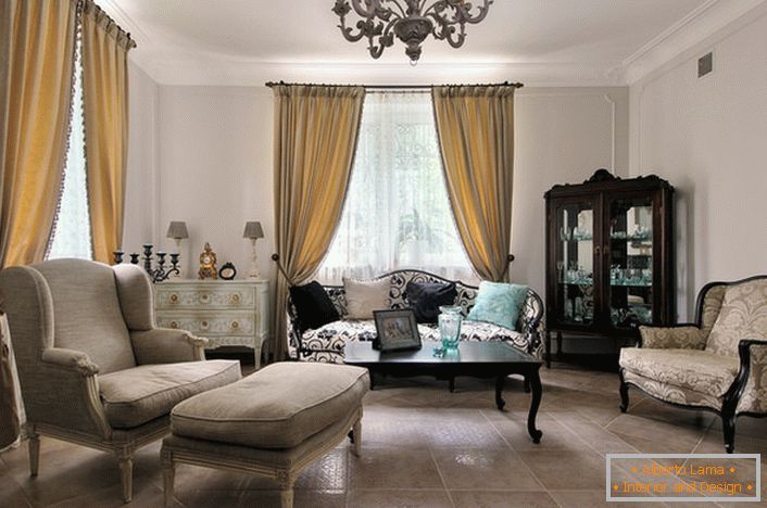 Francuski stil u unutrašnjosti sobe za goste izgleda opušteno i elegantno. Njegova elegantna unutrašnjost daje glatku liniju namještaja i pravilno odabranu rasvjetu.