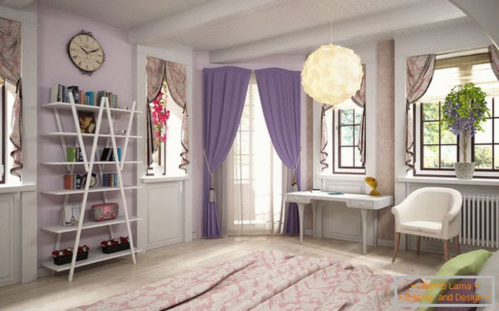 Spavaća soba u francuskom stilu je svijetla i prostrana. Prozorski otvori su ukrašeni laconic lambrequins. 