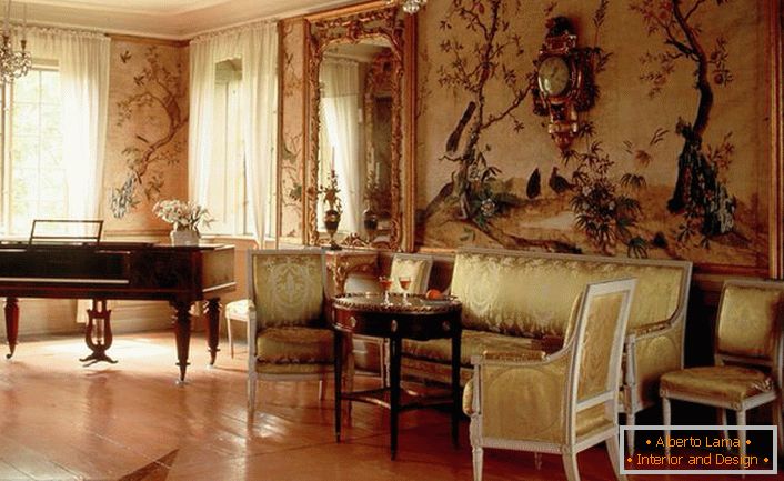 Luksuzna dnevna soba u stilu Empire vrijedna je za izuzetan ukras.Vlasnik kuće najvjerojatnije voli svirati klavir, koji se također dobro uklapa u ukupnu sliku interijera. 