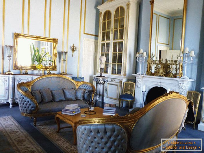 Dnevna soba u stilu Carstva izrađena je od mekih plavih boja, koja se skladno uklapaju sa zlatnim elementima dekora. Framing ogledala i rezbareni elementi namještaja izrađeni su u jedinstvenom stilu.