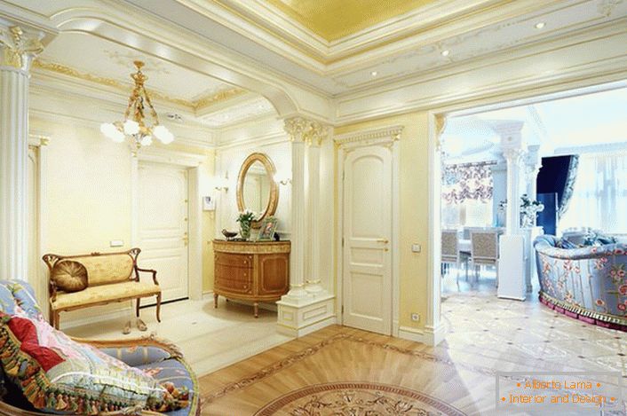 Kraljevski apartmani u stilu Empire u običnom Moskvi stanu.