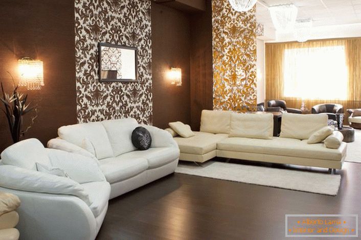 Kontrastna kombinacija tamno smeđe i bijele - klasično rješenje za dizajn gostinjske sobe u stilu Empire.