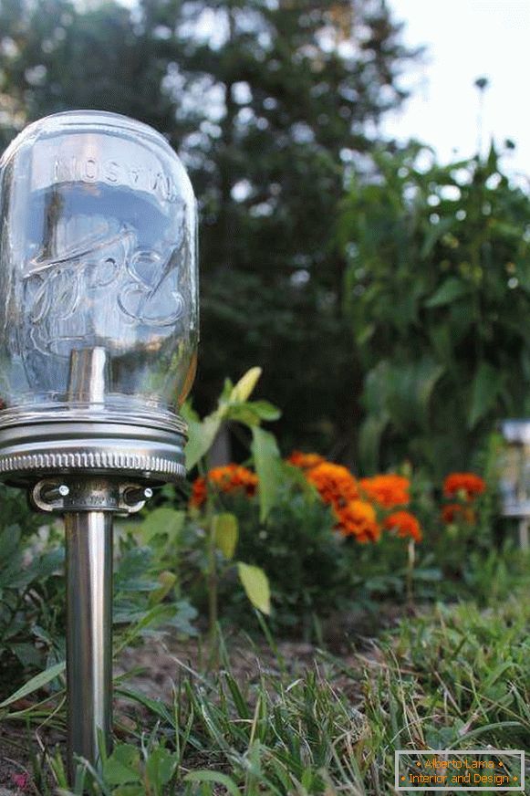 vrtna svjetiljka na solarnoj bateriji s vašim rukama, fotografija 23