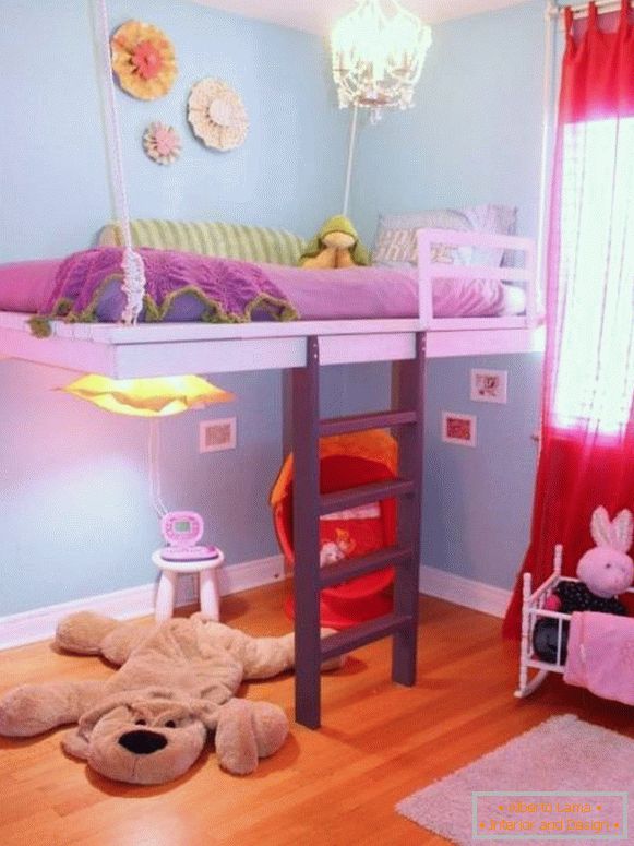 Krevet za bebe koji je pričvršćen za strop