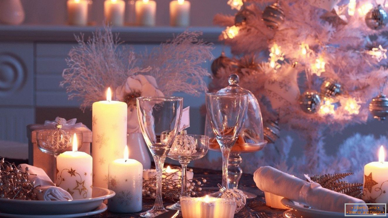 Korištenje svijeća različitih veličina u dekor novogodišnjeg stola