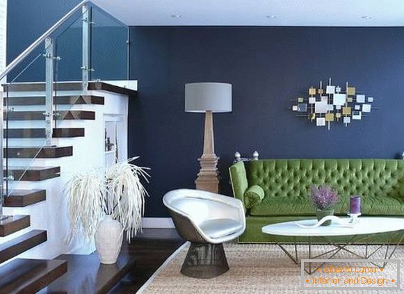 Zelena kauč i plave zidove u dnevnoj sobi