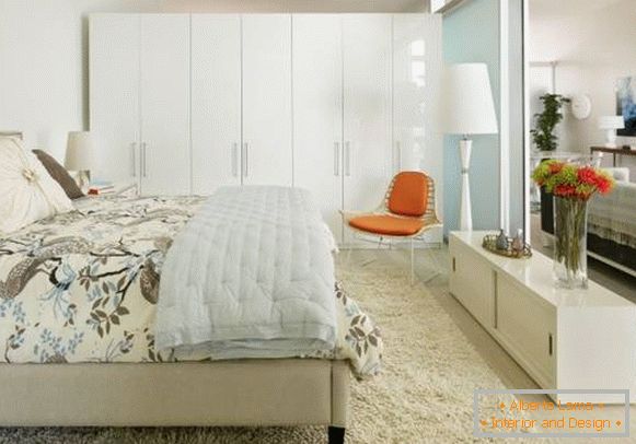 Moderni ormar u spavaćoj sobi u bijeloj boji