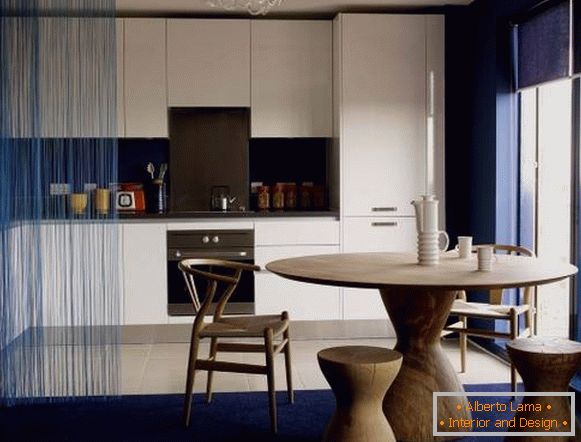 Plava zavjesa muslina u unutrašnjosti kuhinje