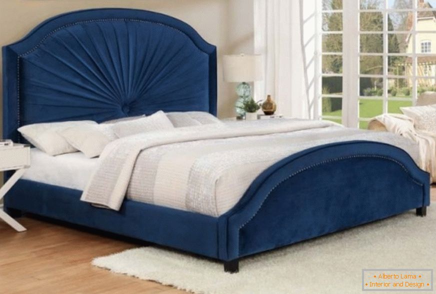Plavi baršunasti krevet