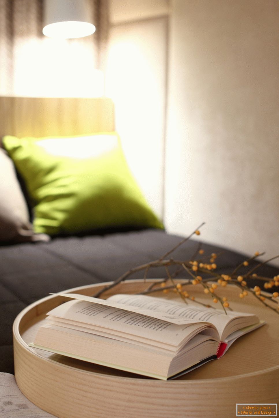 Stol za čitanje na krevetu