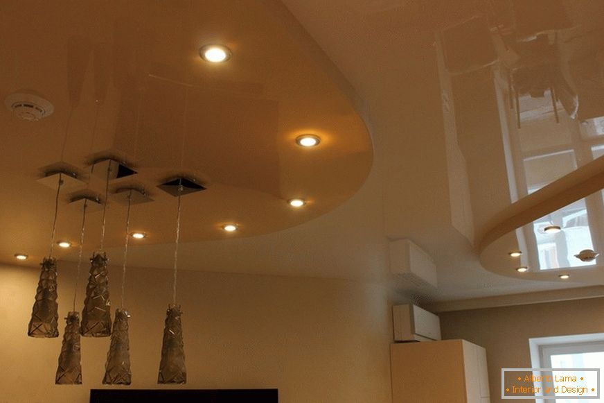 Dvoslojni strop PVC u dnevnom boravku apartmana u gradu. Idejna rasvjeta je dobar dizajn potez.