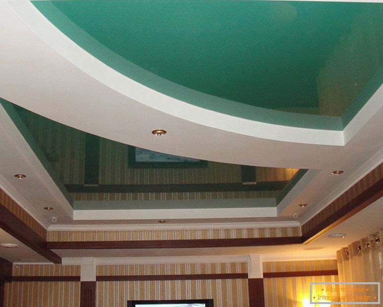 Višeslojna konstrukcija stropnih PVC stropova na razini gips-kartona opremljena je ugrađenim LED svjetiljkama.