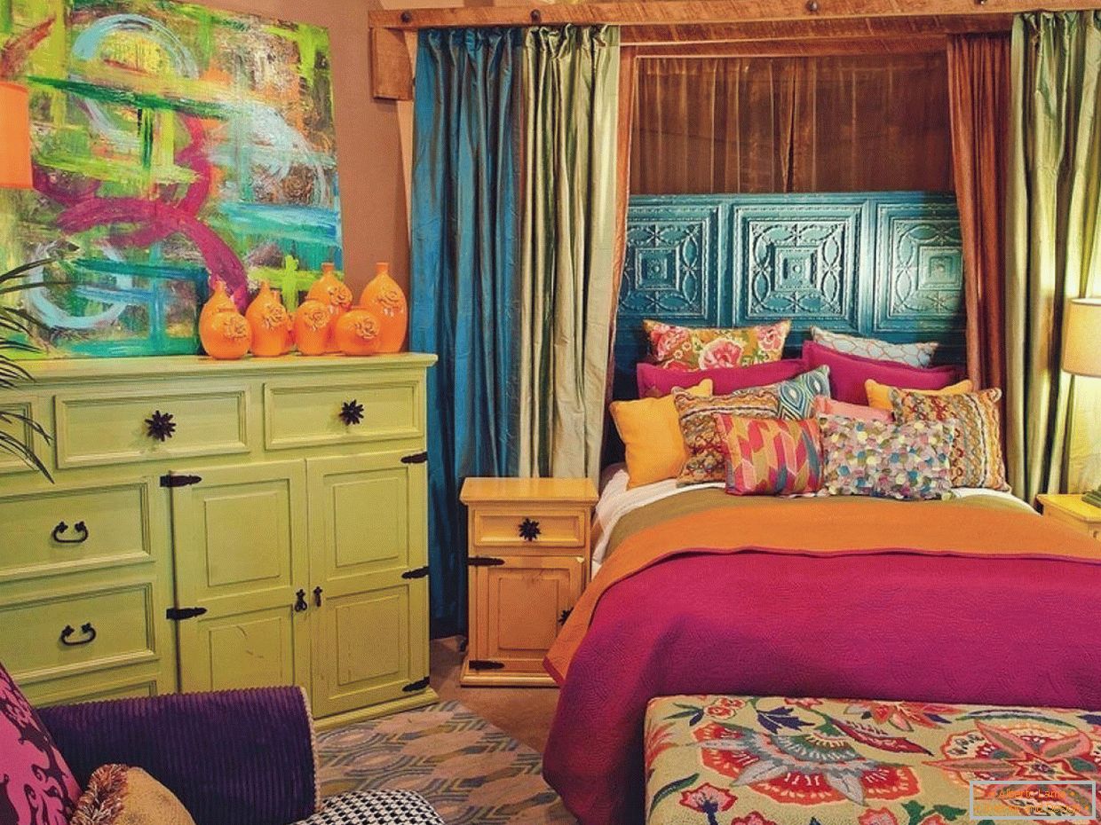 Interijer spavaće sobe u svijetlim bojama