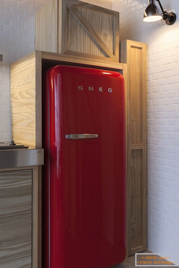 Crveni hladnjak u interijeru mali stan