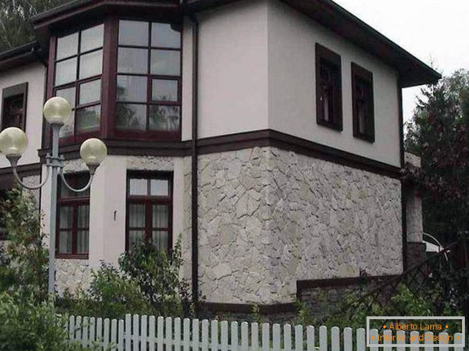 Dekoracija fasada kuća s kamenom i žbukom
