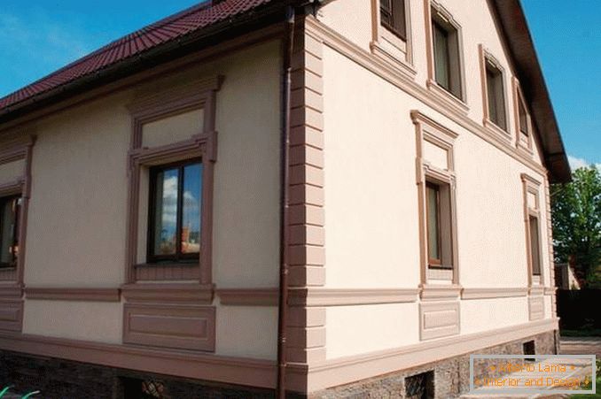 Fasada kuća s ukrasnim završetkom žbuke