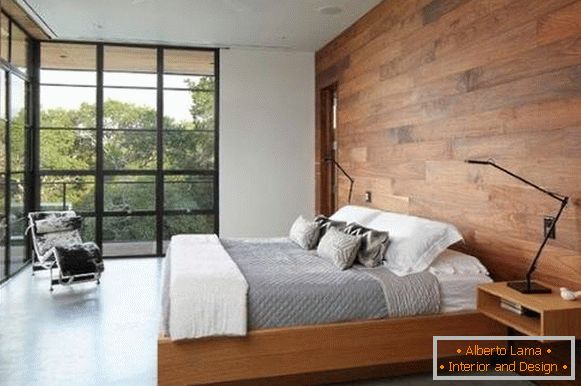 Opcije za ukrašavanje zidova drva u unutrašnjosti spavaće sobe