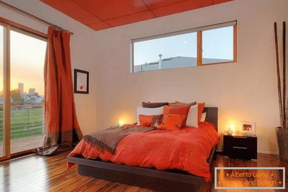 Svijetle crvene zavjese u unutrašnjosti spavaće sobe - fotografija