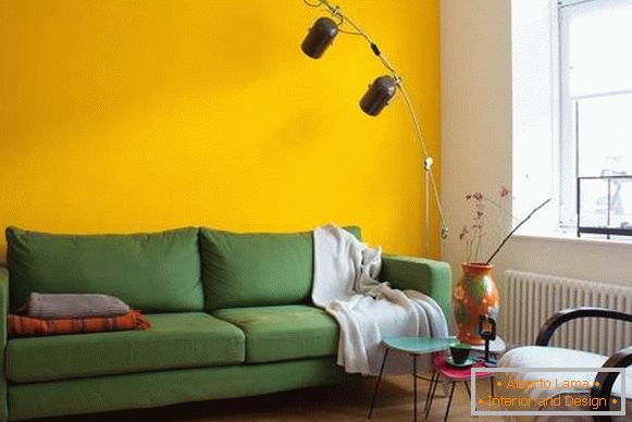 Žuti zid u dnevnoj sobi