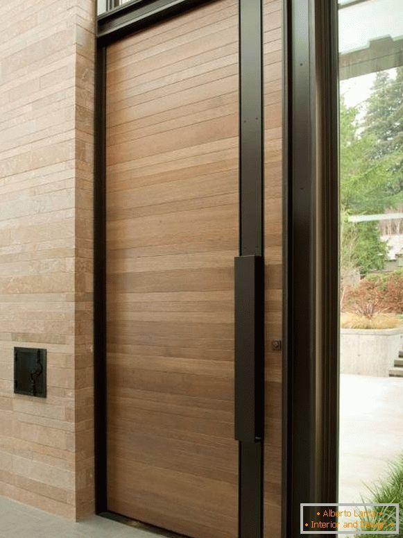 Moderna drvena vrata s crnim presvlakama