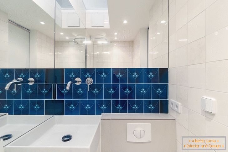 Plave pločice na zidu u kupaonici