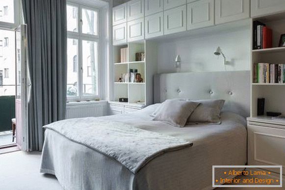 bijela spavaća soba u modernom stilu s ugrađenim namještajem