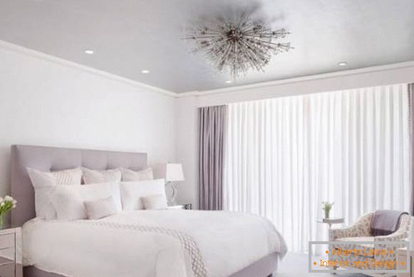Moderna spavaća soba dizajnirana je u lila boja