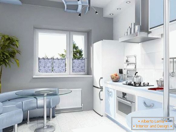 Interijer male kuhinje u privatnoj kući - dizajn u bijelim i plavim tonovima