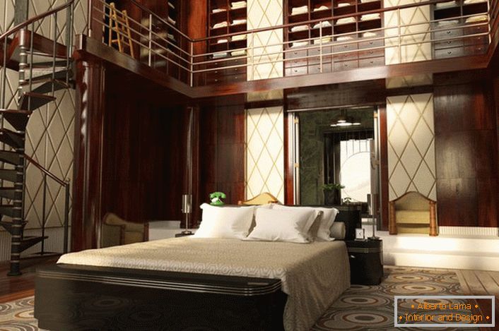 Spavaća soba s visokim stropovima vrlo je ukrašena. Prostor je organiziran funkcionalno i jednostavno. Spiralna stubišta dovode do impresivnog ormara.