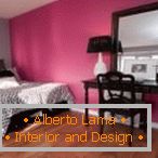 Ružičasta boja u unutrašnjosti spavaće sobe