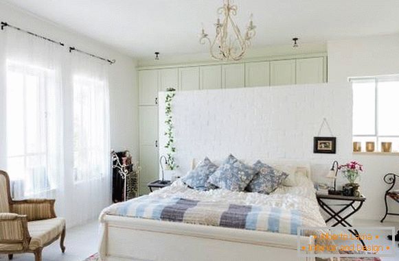 Svjetla spavaća soba u stilu Provence i prekrasne boje