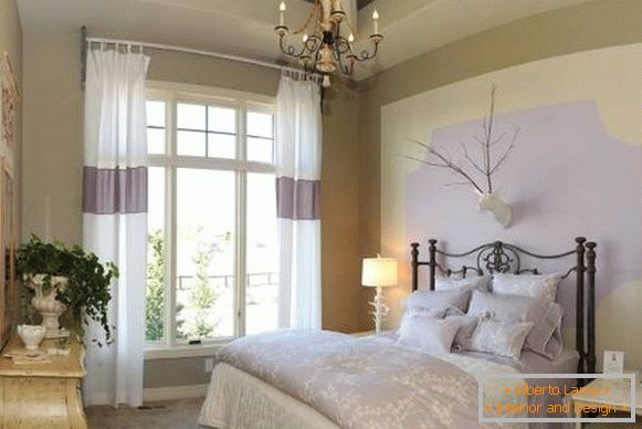 Svjetlosne zavjese u spavaćoj sobi u stilu Provence u bijeloj i jarkoj boji