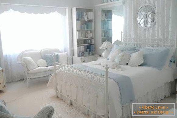 Bijela plava spavaća soba u stilu Provence - foto interijera
