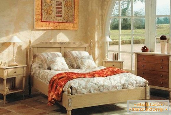 Krevet u stilu Provence i ostalih namještaja u unutrašnjosti