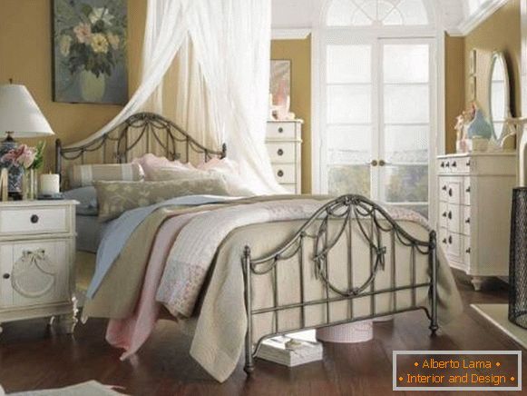 Napravljeni krevet u stilu Provence u unutrašnjosti