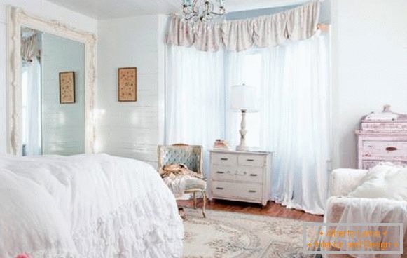 Namještaj i dekor u stilu čarobne šikove u unutrašnjosti spavaće sobe