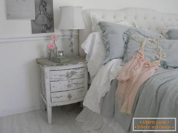 Spavaća soba u stilu šarmantan šik u sivi, ružičasti i bijeli
