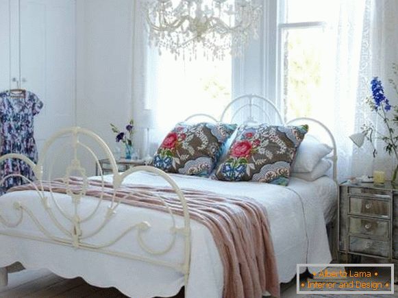 Cvjetni uzorci u dizajnu spavaće sobe u stilu Chebbi + Provence