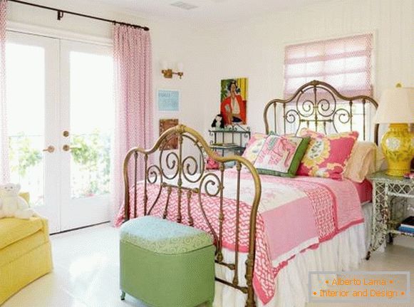 Interijer spavaće sobe u stilu shebbie šik - fotografije u svijetlim bojama