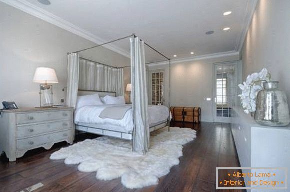 Velika spavaća soba koja je šarmantna sa drvenim podom