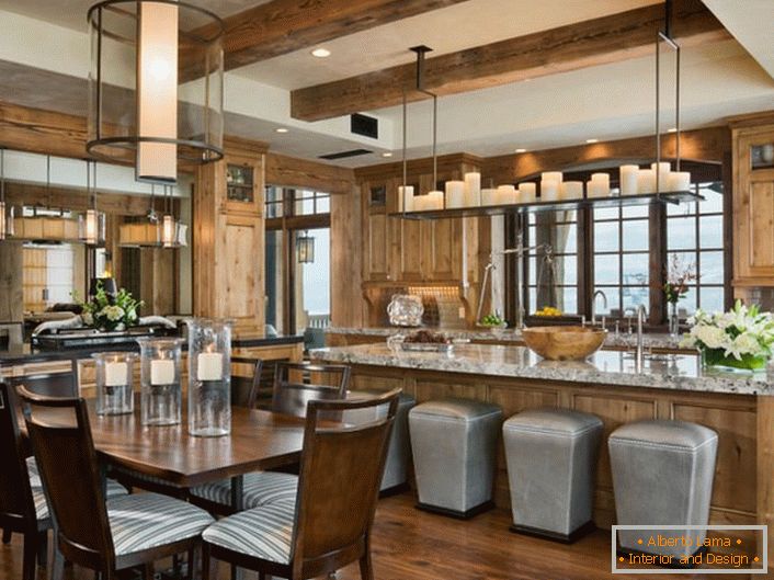 U kuhinji vlada romantična atmosfera. Zgodan način uređenja kuhinje na blagovaonici i radnom prostoru čini prostor praktičan i funkcionalan.