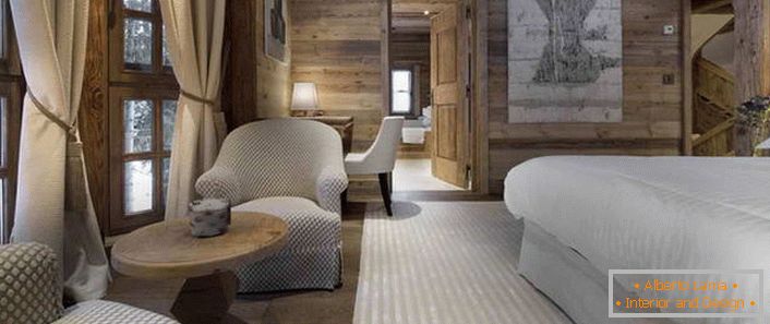 U spavaćoj sobi u stilu alpske planinske kuće nalazi se krevet koji nalikuje prozračnim krevetom u obliku pera.