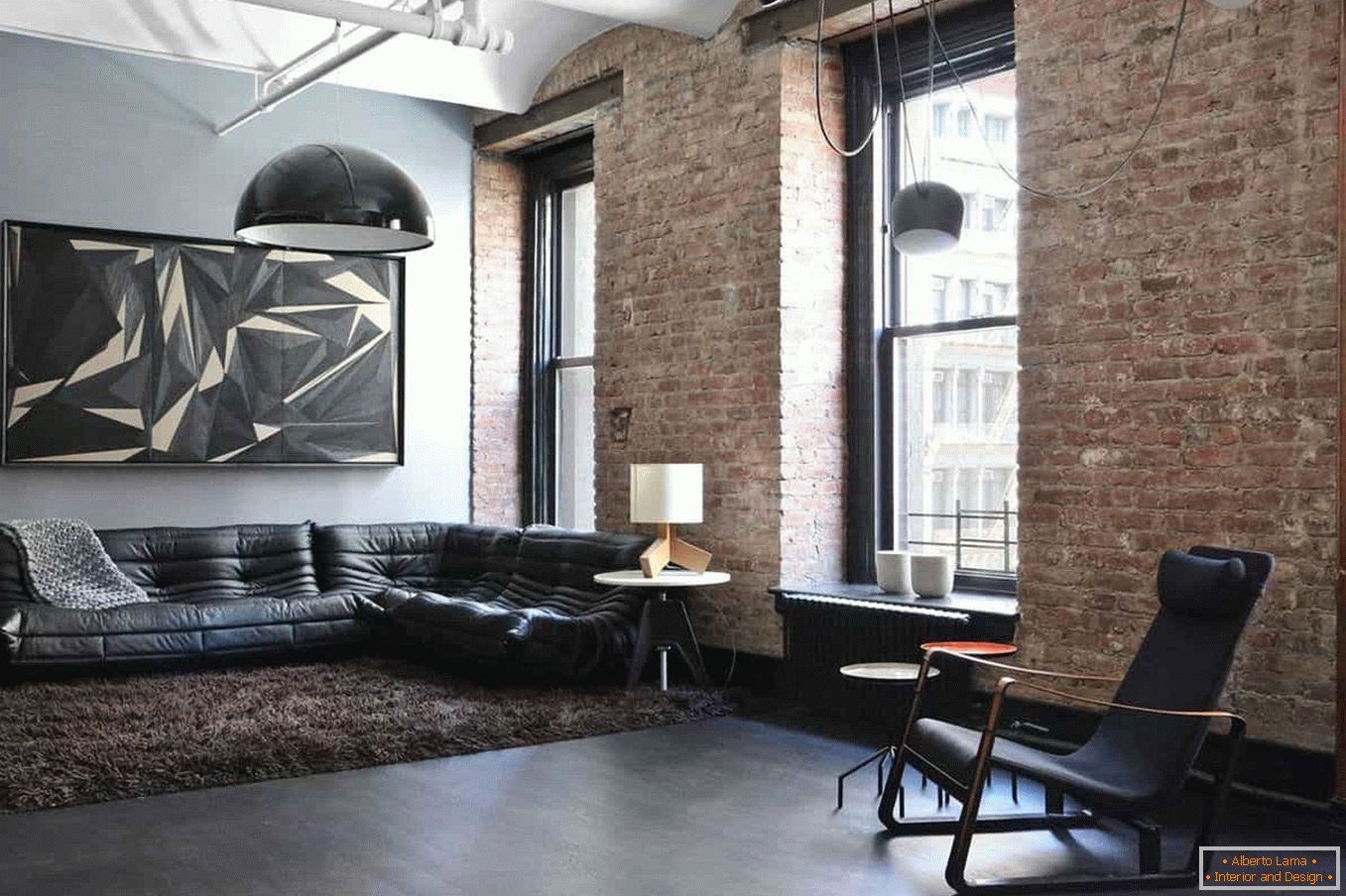 Kombinacija zidova obojenih i opeke u dnevnoj sobi u stilu grungea