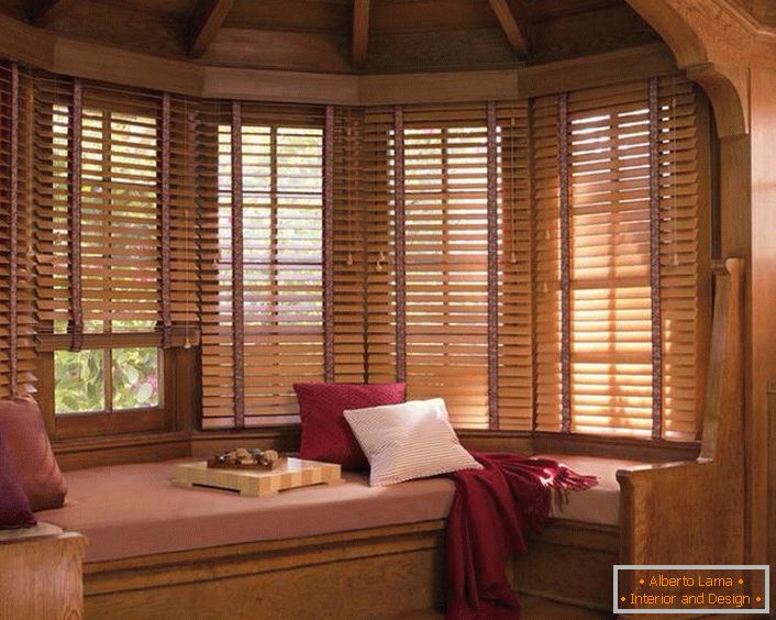Drveni sjenila na prozorima stvaraju ozračje seoske toplote i coziness.