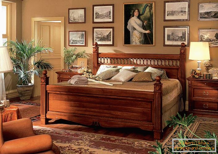 Ispravno prilagođen, masivan namještaj od drva za spavaću sobu u baroknom stilu.