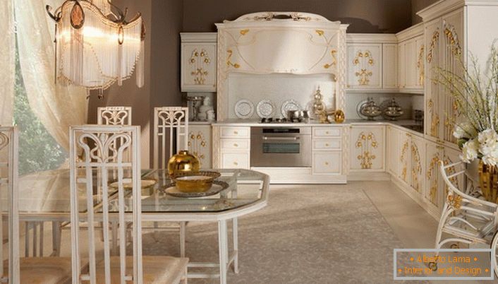 Značajni detalji u dizajnu kuhinje u secesijskom stilu bili su zlatni elementi dekor. Meka, prigušena svjetlost čini obiteljsku situaciju toplo.