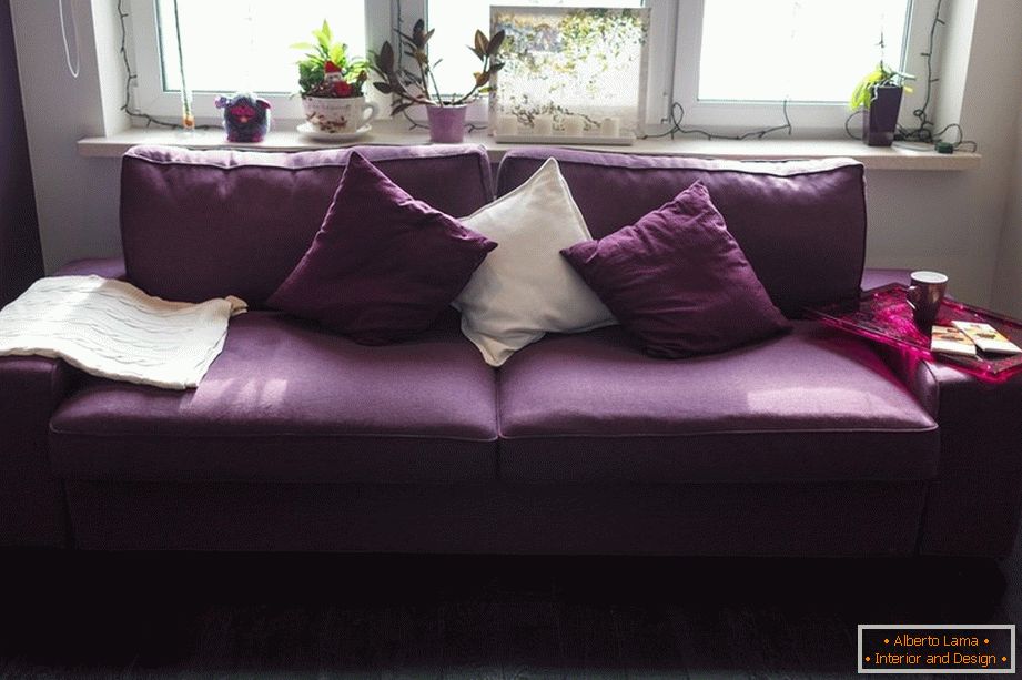 Ljubičasta kauč s jastucima