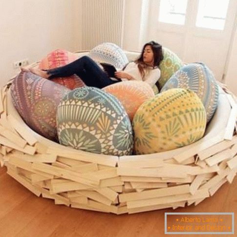 Ugodan krevet u obliku gnijezda