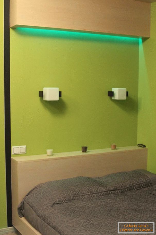 Zeleno svjetlo iznad kreveta u spavaćoj sobi